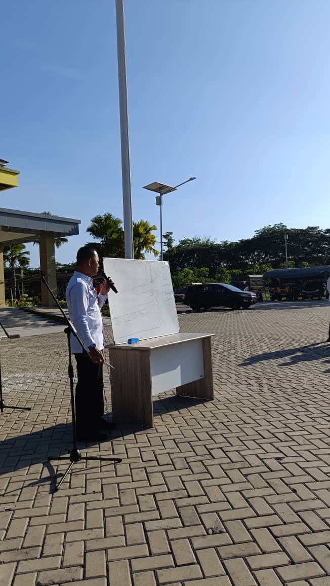 Plt. Kepala Satuan Polisi Pamong Praja dan Kebakaran Kab. Tapin memberikan arahan terkait persiapan dan kesiapan Satpol PP dan Damkar dalam Pelaksanaan Rangkaian Acara Puncak Hari Jadi Kabupaten Tapin ke 60